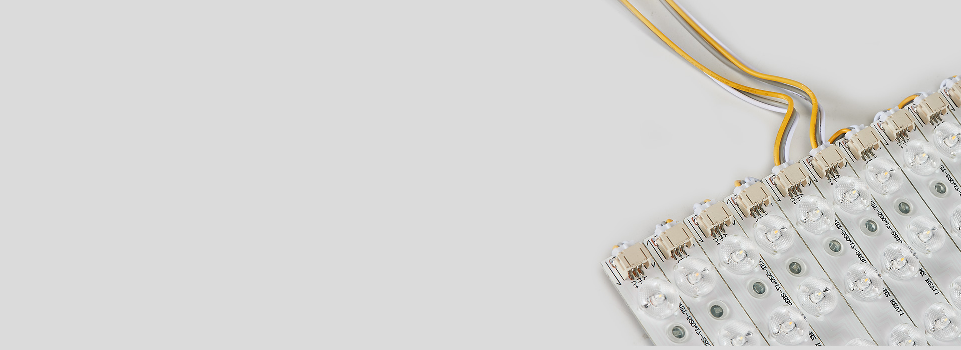 防呆接頭設計，接線快！
 接頭簡單，指引...