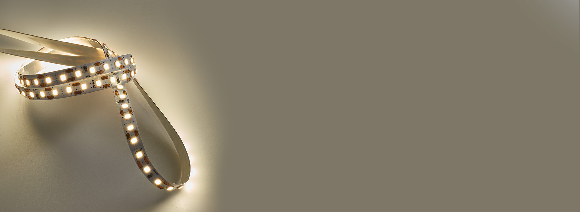 韌性強，耐彎耐折
 易彎曲，可根據(jù)復雜場...