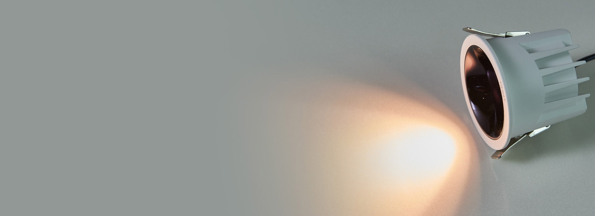 藏光防眩
 深藏式光源設(shè)計，減少眩光。 