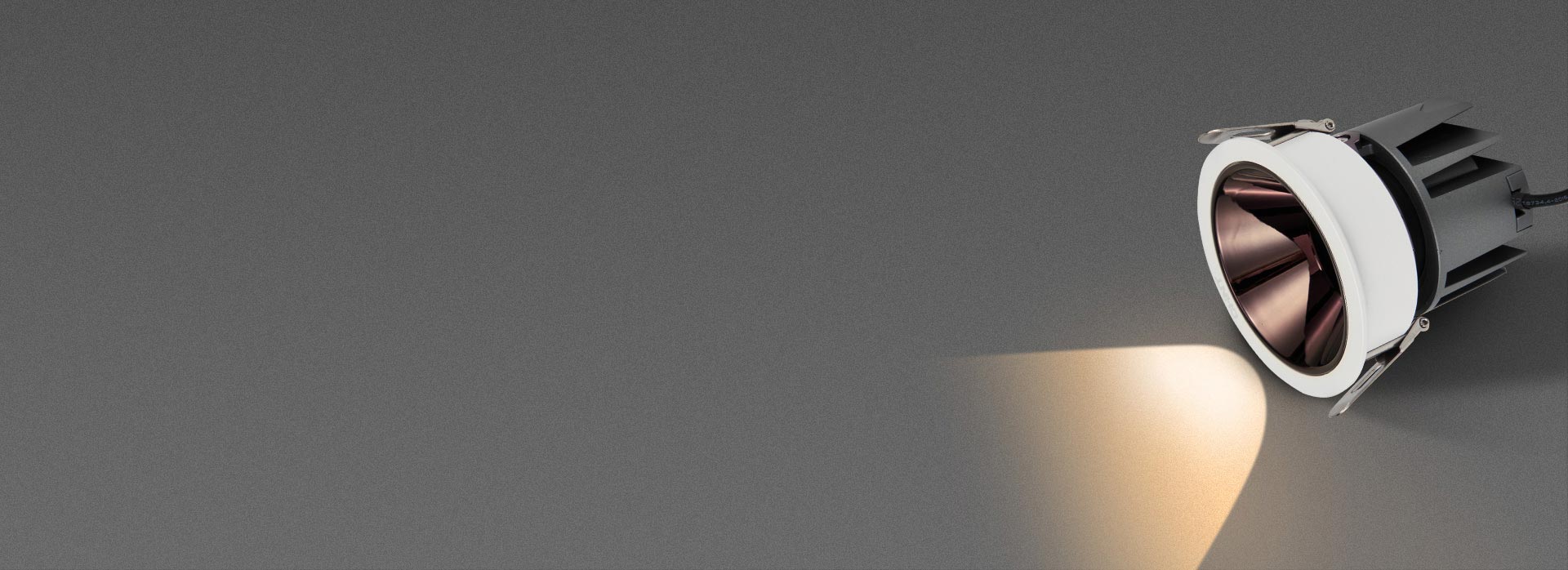 深防眩設計，光線柔和不刺眼
 光源深藏，...