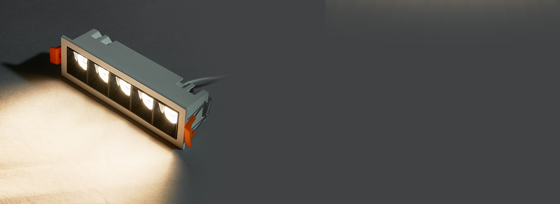 光源深藏，護(hù)眼防眩光
 光源深藏，減少眩...